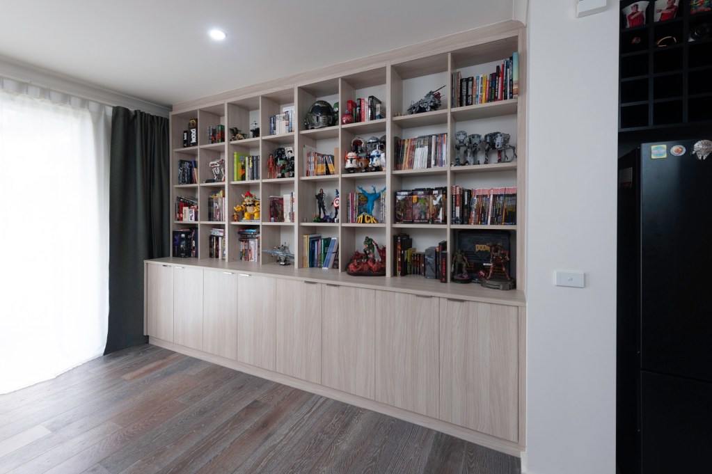 Fitted wall to wall bookcase