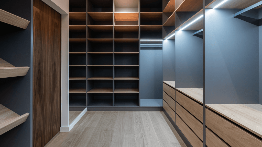 Custom walk in robe in oak look and dark grey laminate